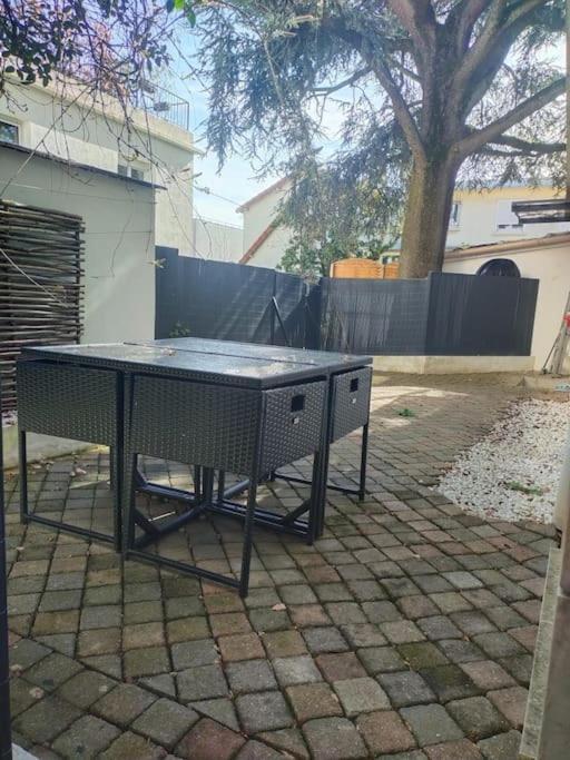 Апартаменты 2 Piece Avec Terrasse Ensoleille Сюрен Экстерьер фото