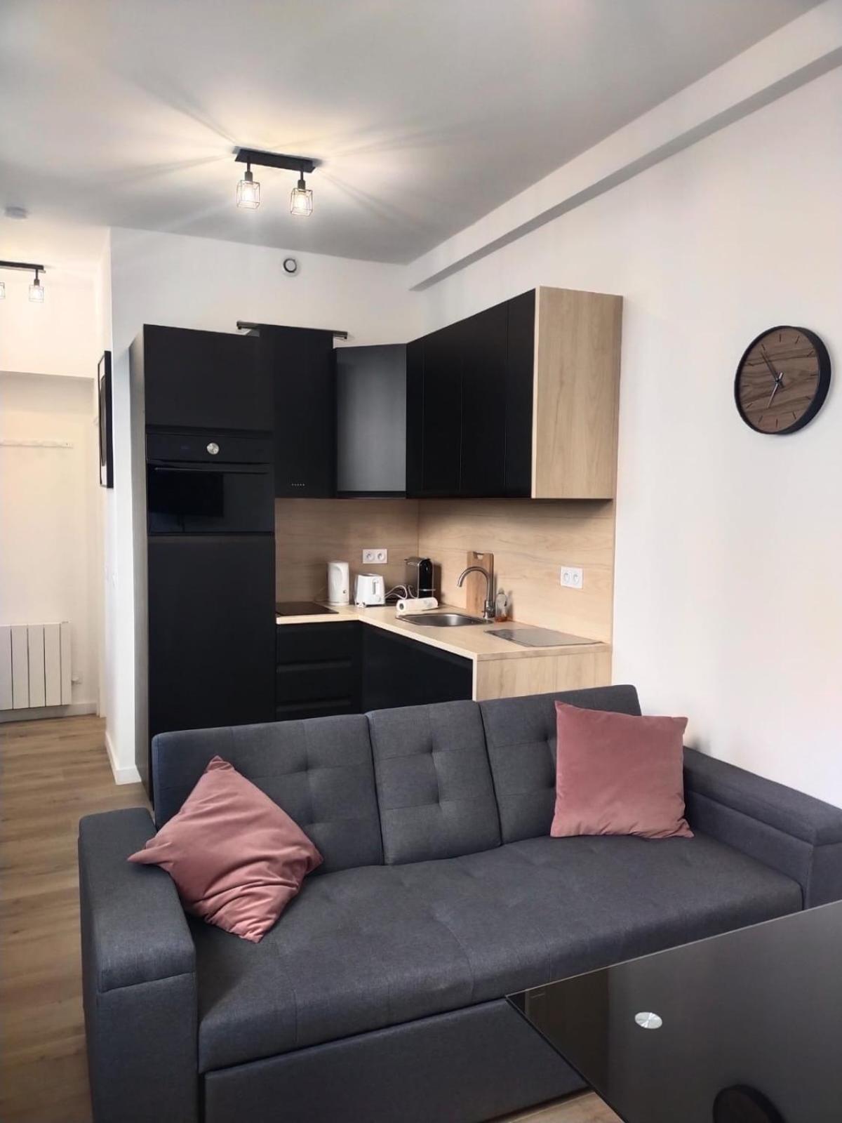 Апартаменты 2 Piece Avec Terrasse Ensoleille Сюрен Экстерьер фото